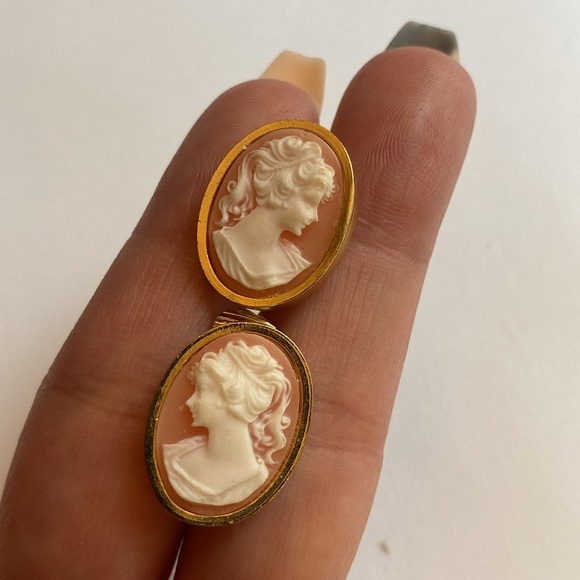 Vintage cameo clip-on earrings - Picture 7 of 10